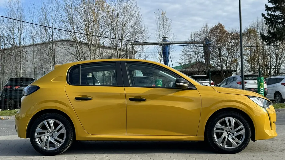 PEUGEOT 208 -