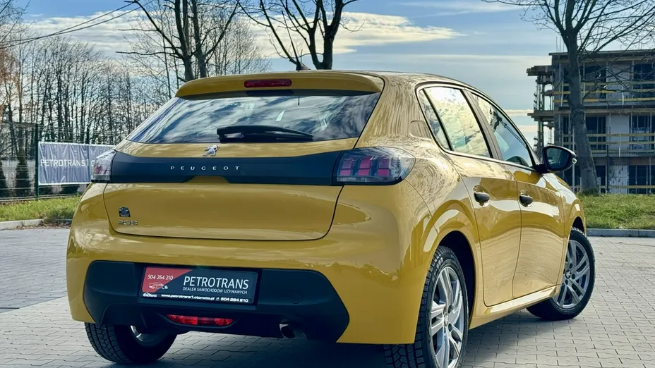 PEUGEOT 208 -