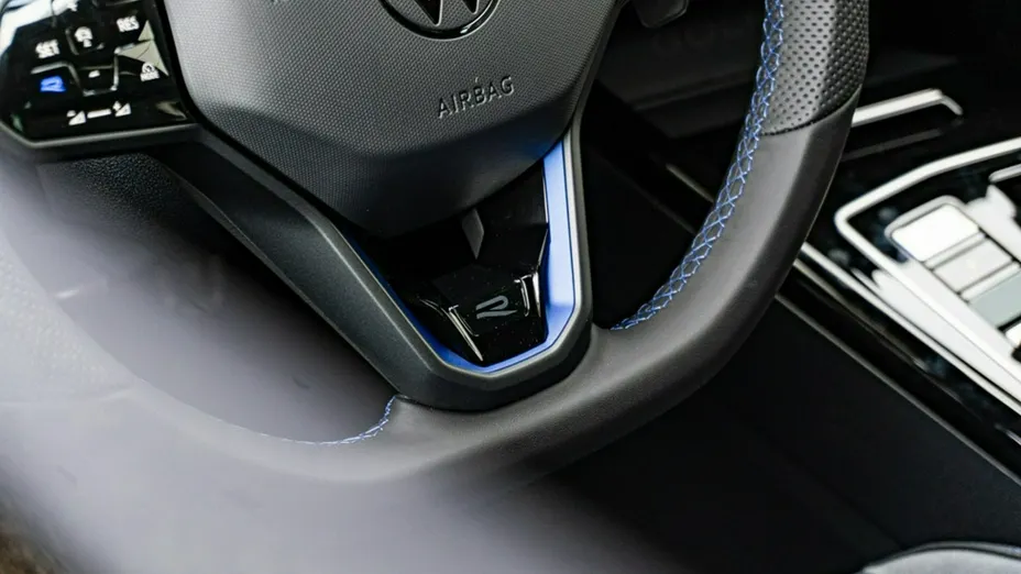 VOLKSWAGEN Golf -