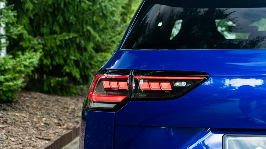 VOLKSWAGEN Golf -