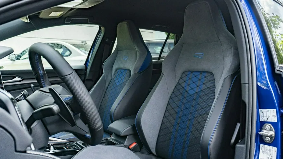 VOLKSWAGEN Golf -