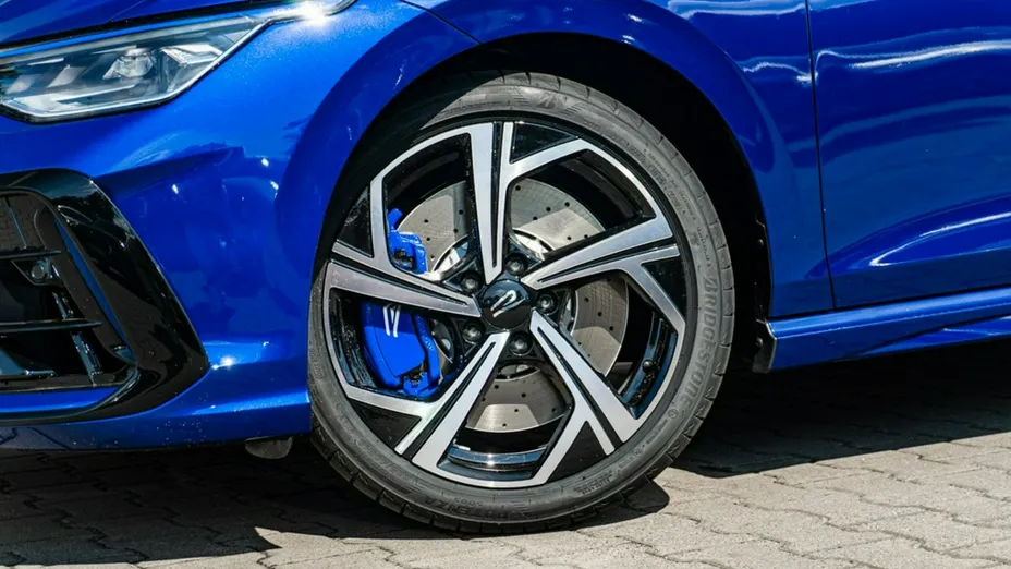 VOLKSWAGEN Golf -