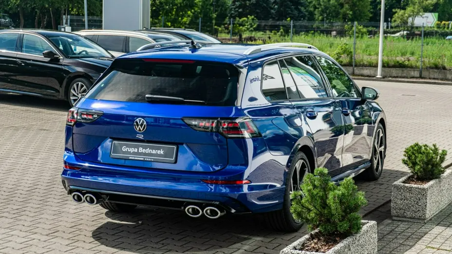 VOLKSWAGEN Golf -