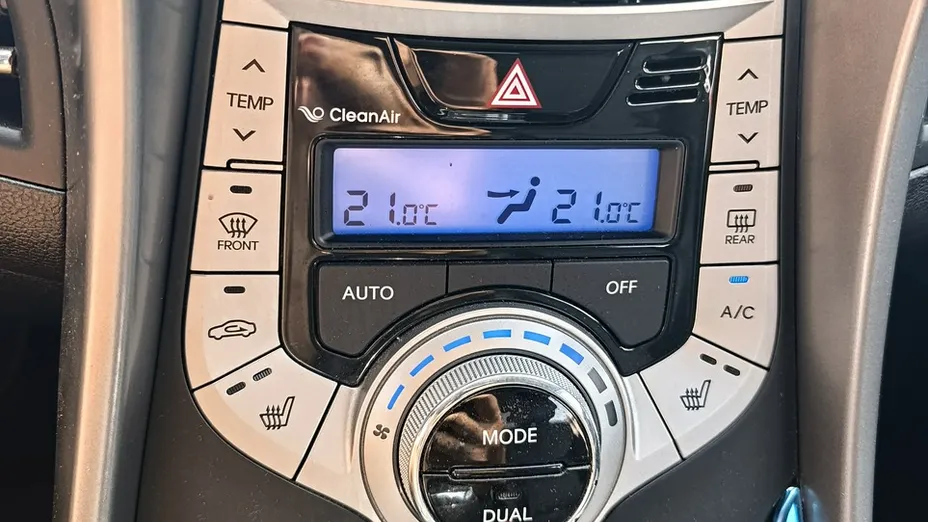 HYUNDAI Elantra -