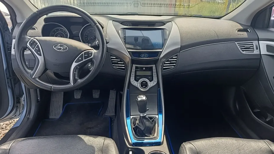 HYUNDAI Elantra -
