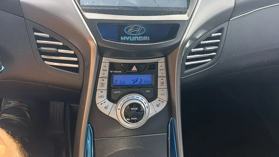 HYUNDAI Elantra -
