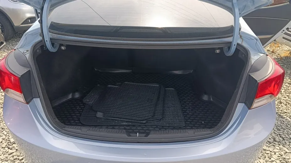 HYUNDAI Elantra -
