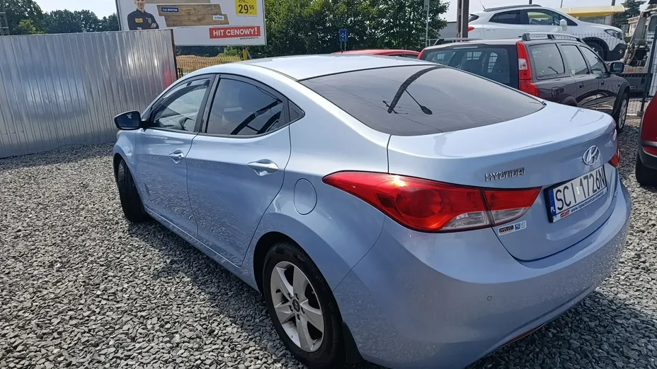 HYUNDAI Elantra -
