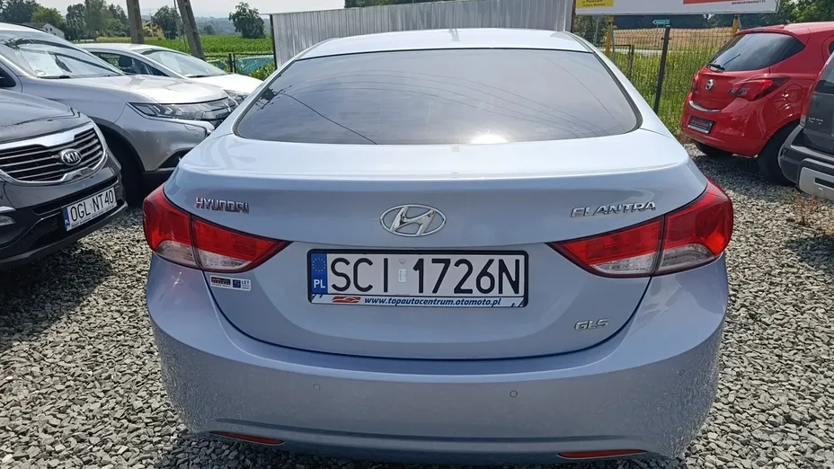 HYUNDAI Elantra -