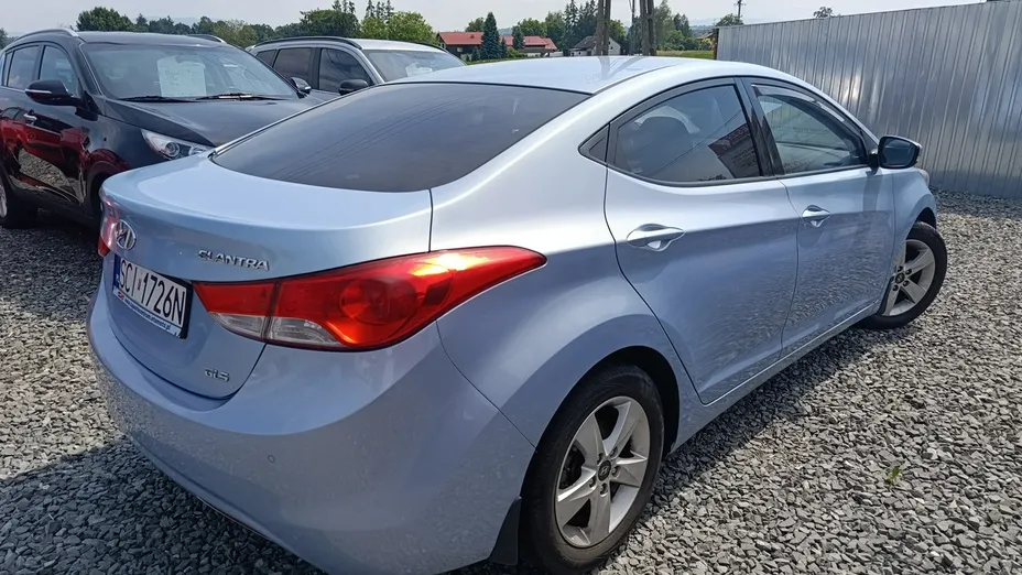 HYUNDAI Elantra -
