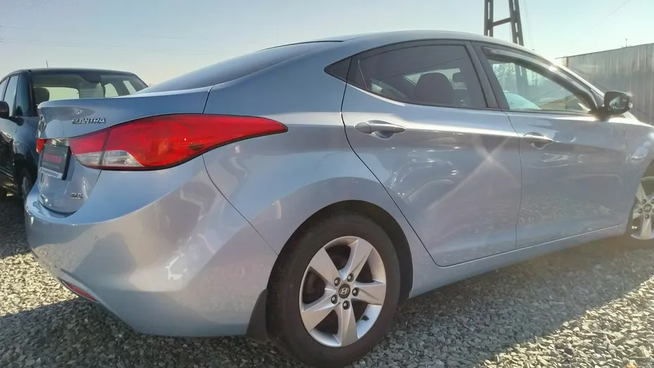 HYUNDAI Elantra -