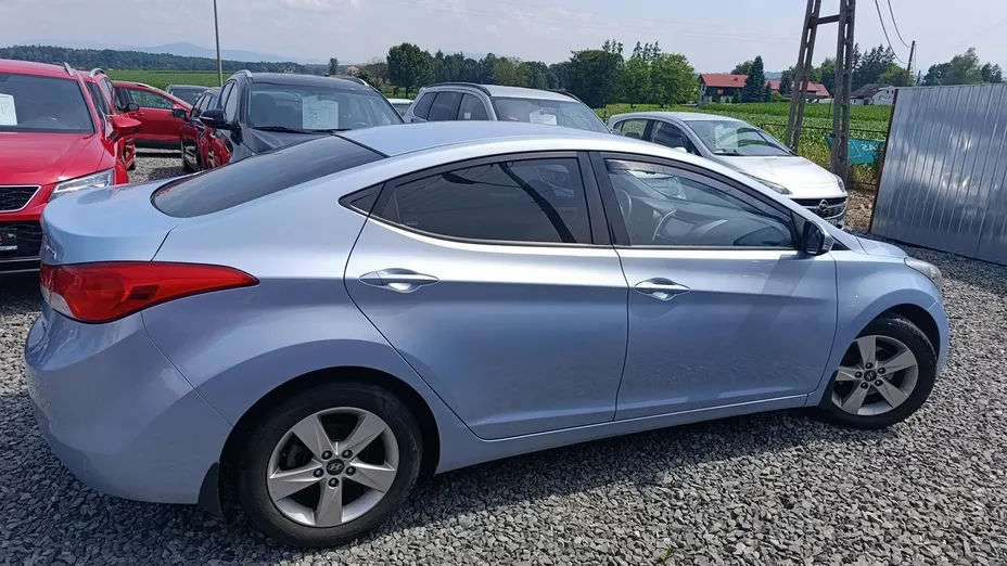 HYUNDAI Elantra -