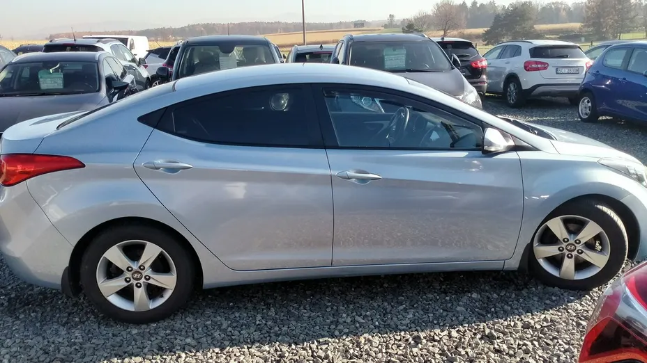 HYUNDAI Elantra -