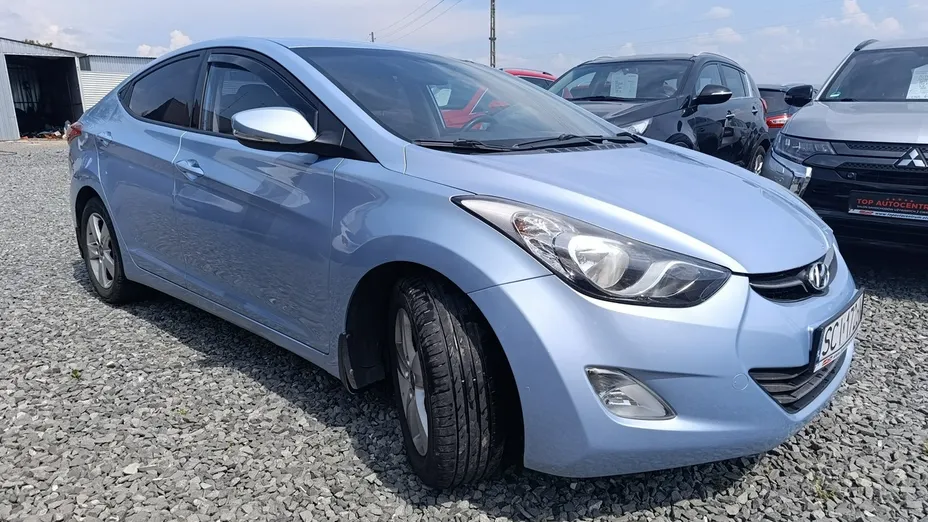 HYUNDAI Elantra -