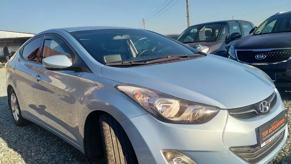 HYUNDAI Elantra -