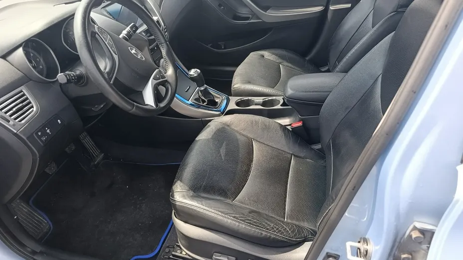 HYUNDAI Elantra -