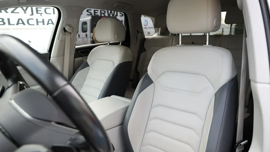 VOLKSWAGEN Touareg -