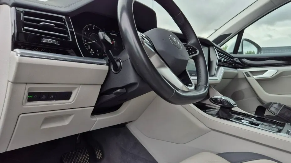 VOLKSWAGEN Touareg -