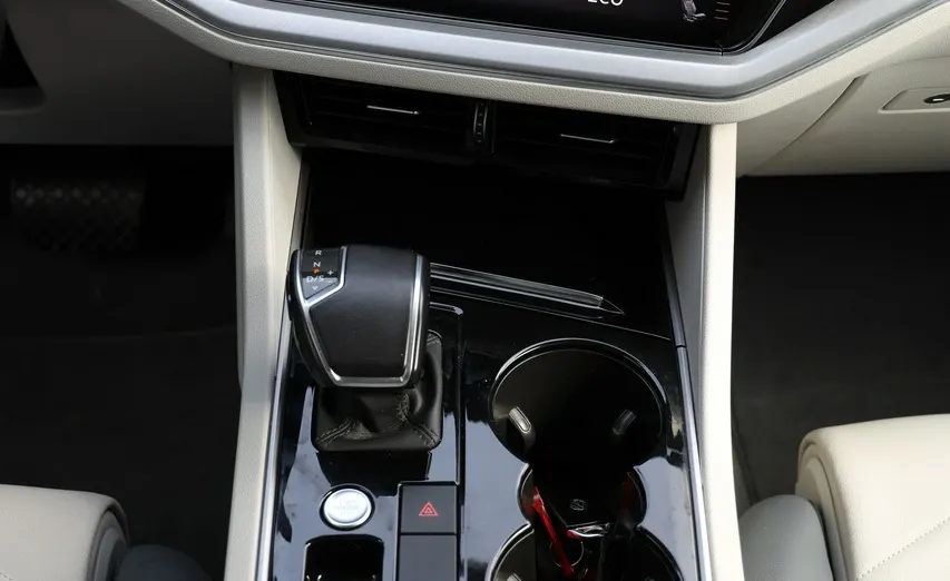VOLKSWAGEN Touareg -