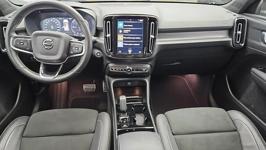 VOLVO XC40 -