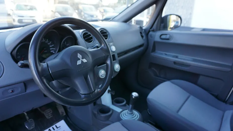 MITSUBISHI Colt -