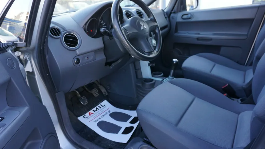 MITSUBISHI Colt -