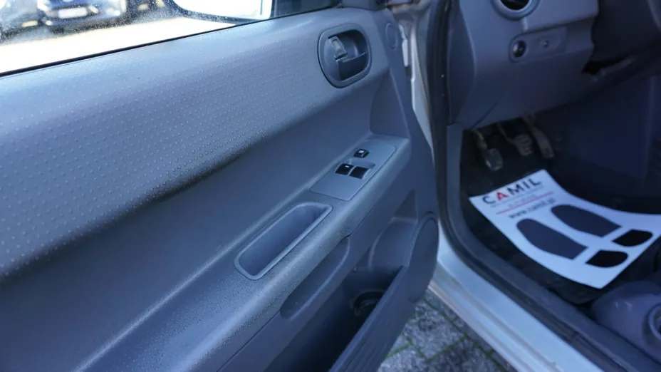 MITSUBISHI Colt -