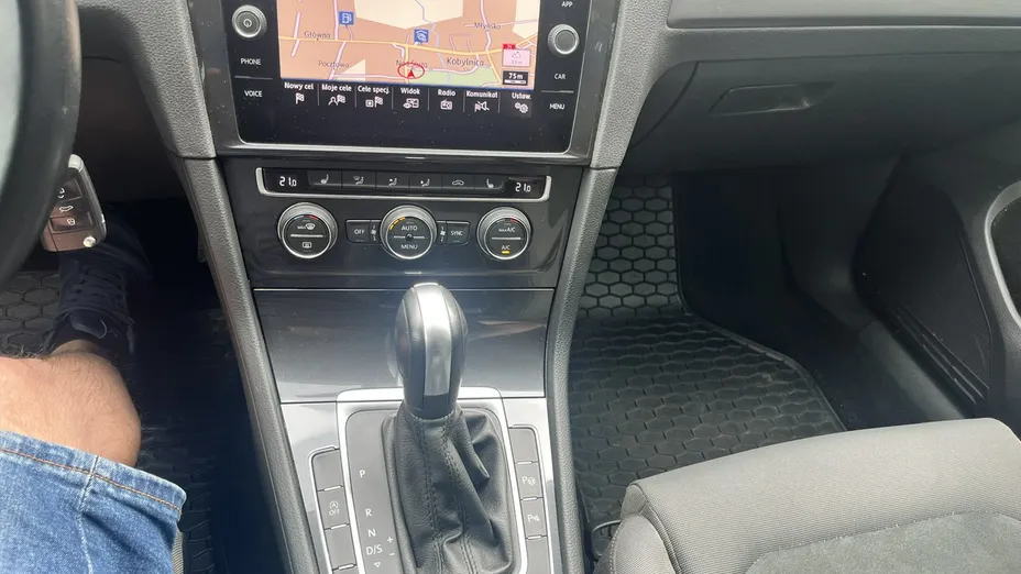 VOLKSWAGEN Golf -