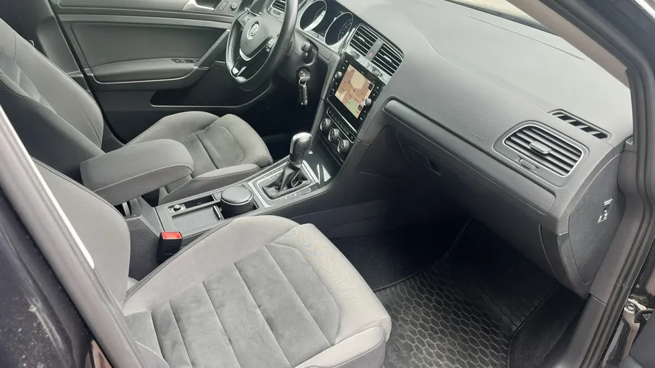 VOLKSWAGEN Golf -