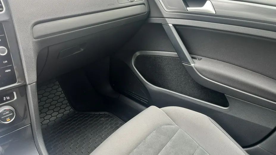 VOLKSWAGEN Golf -
