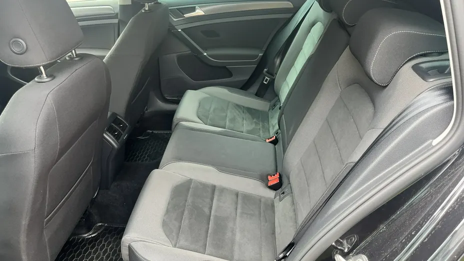 VOLKSWAGEN Golf -