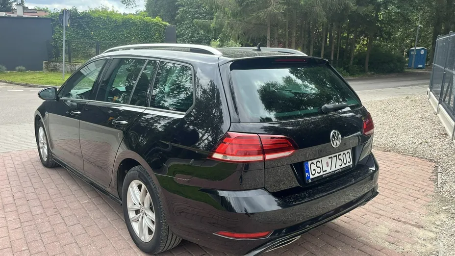 VOLKSWAGEN Golf -