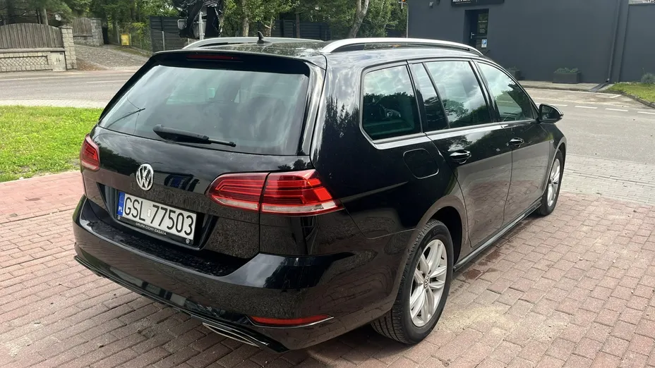 VOLKSWAGEN Golf -