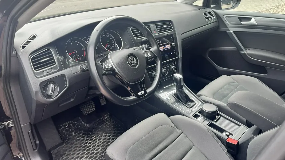 VOLKSWAGEN Golf -