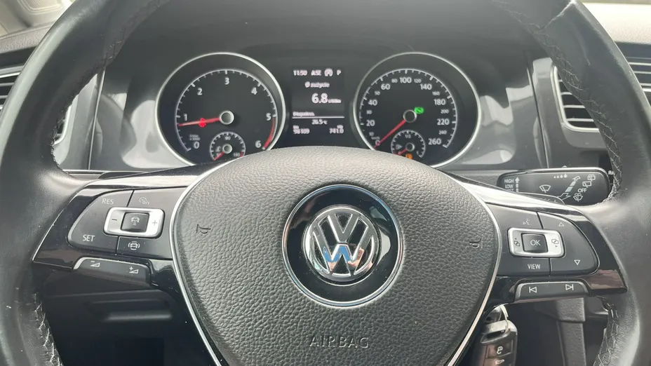 VOLKSWAGEN Golf -