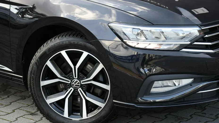 VOLKSWAGEN Passat -