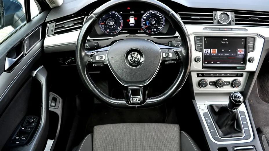 VOLKSWAGEN Passat -