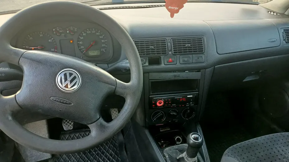 VOLKSWAGEN Golf -