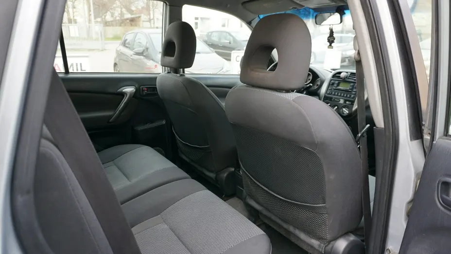TOYOTA RAV4 -