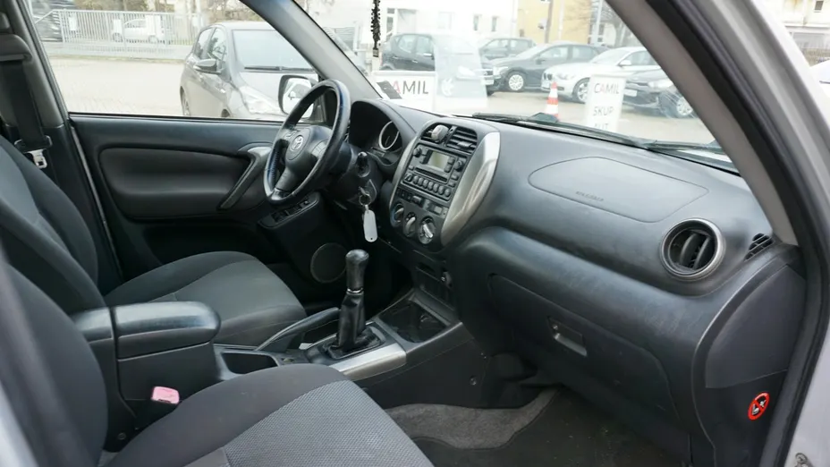 TOYOTA RAV4 -