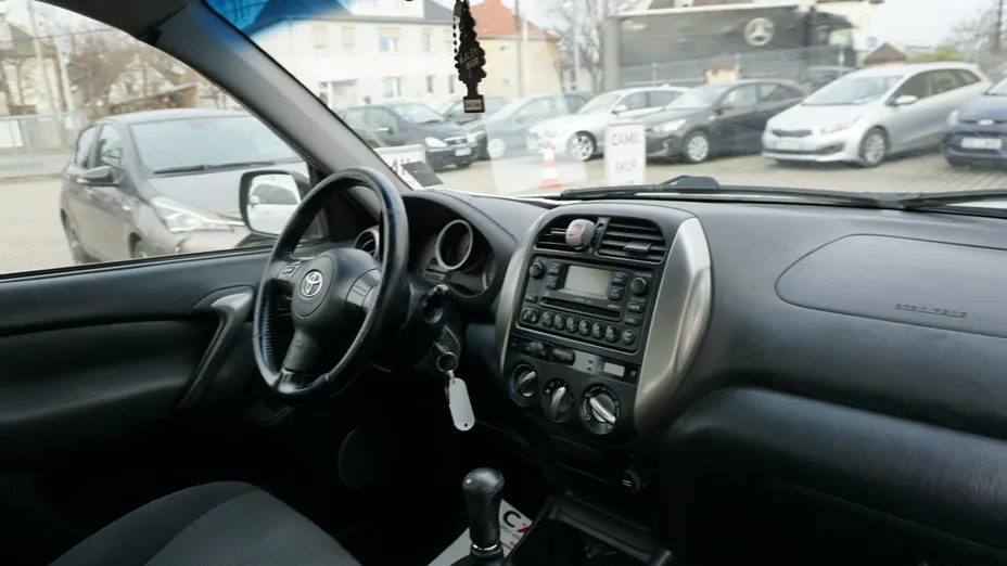 TOYOTA RAV4 -