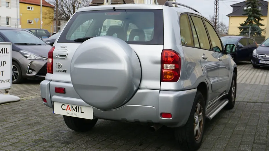 TOYOTA RAV4 -