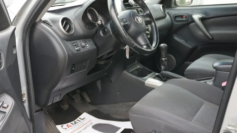 TOYOTA RAV4 -
