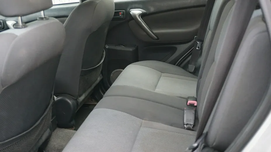 TOYOTA RAV4 -