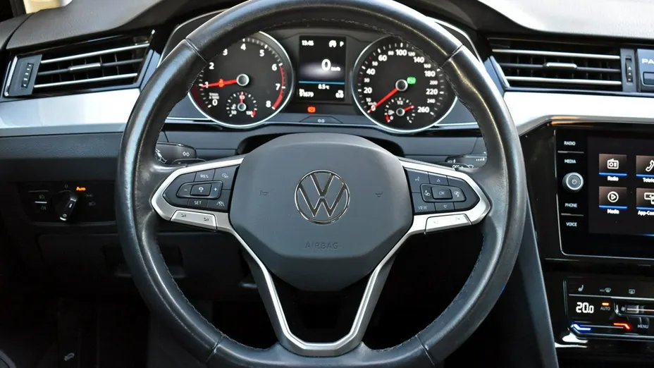 VOLKSWAGEN Passat -
