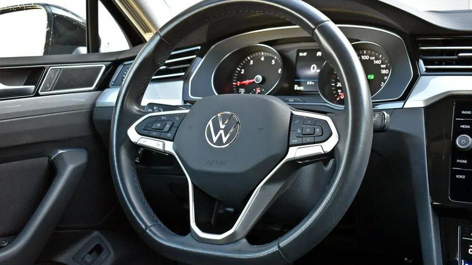 VOLKSWAGEN Passat -