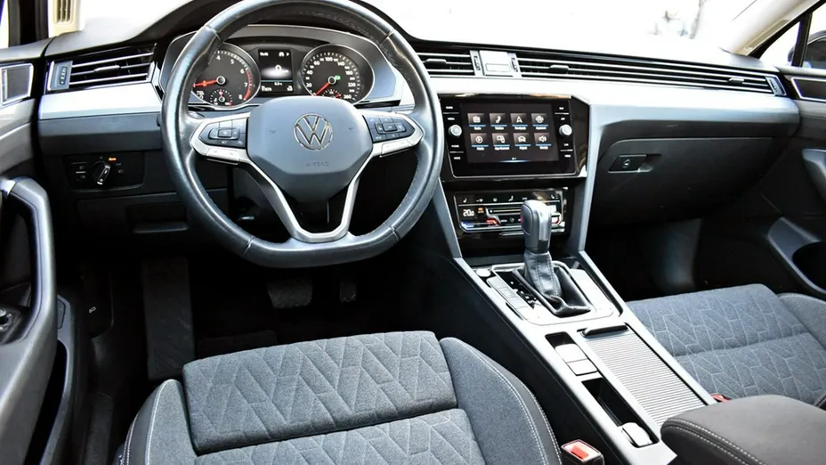 VOLKSWAGEN Passat -