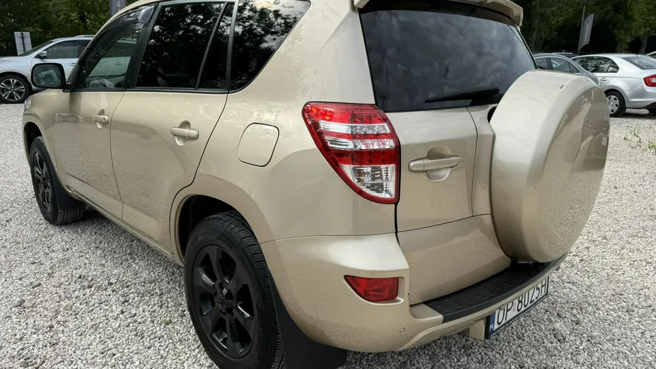 TOYOTA RAV4 -