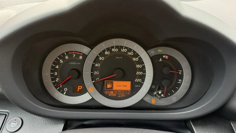 TOYOTA RAV4 -