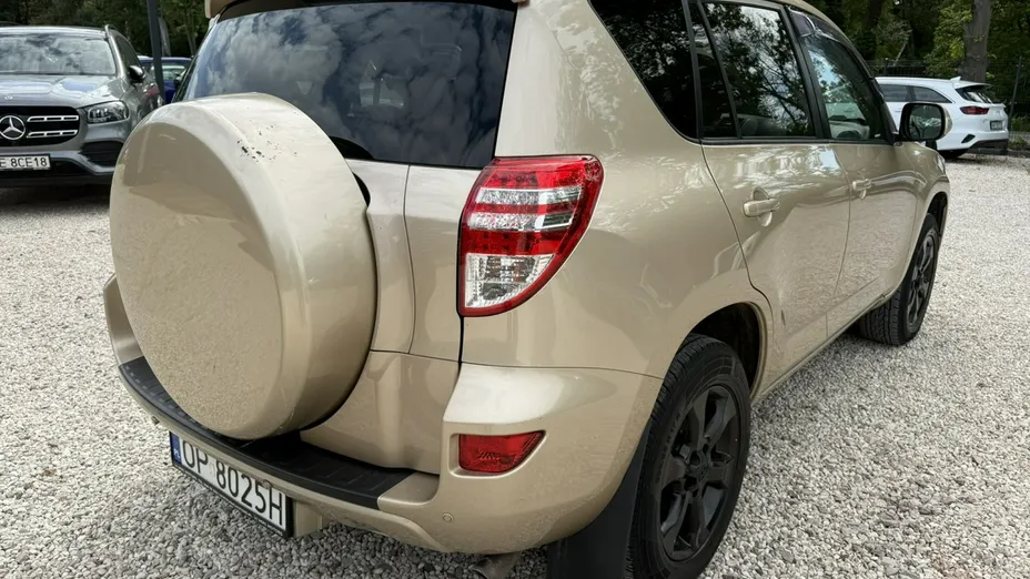 TOYOTA RAV4 -